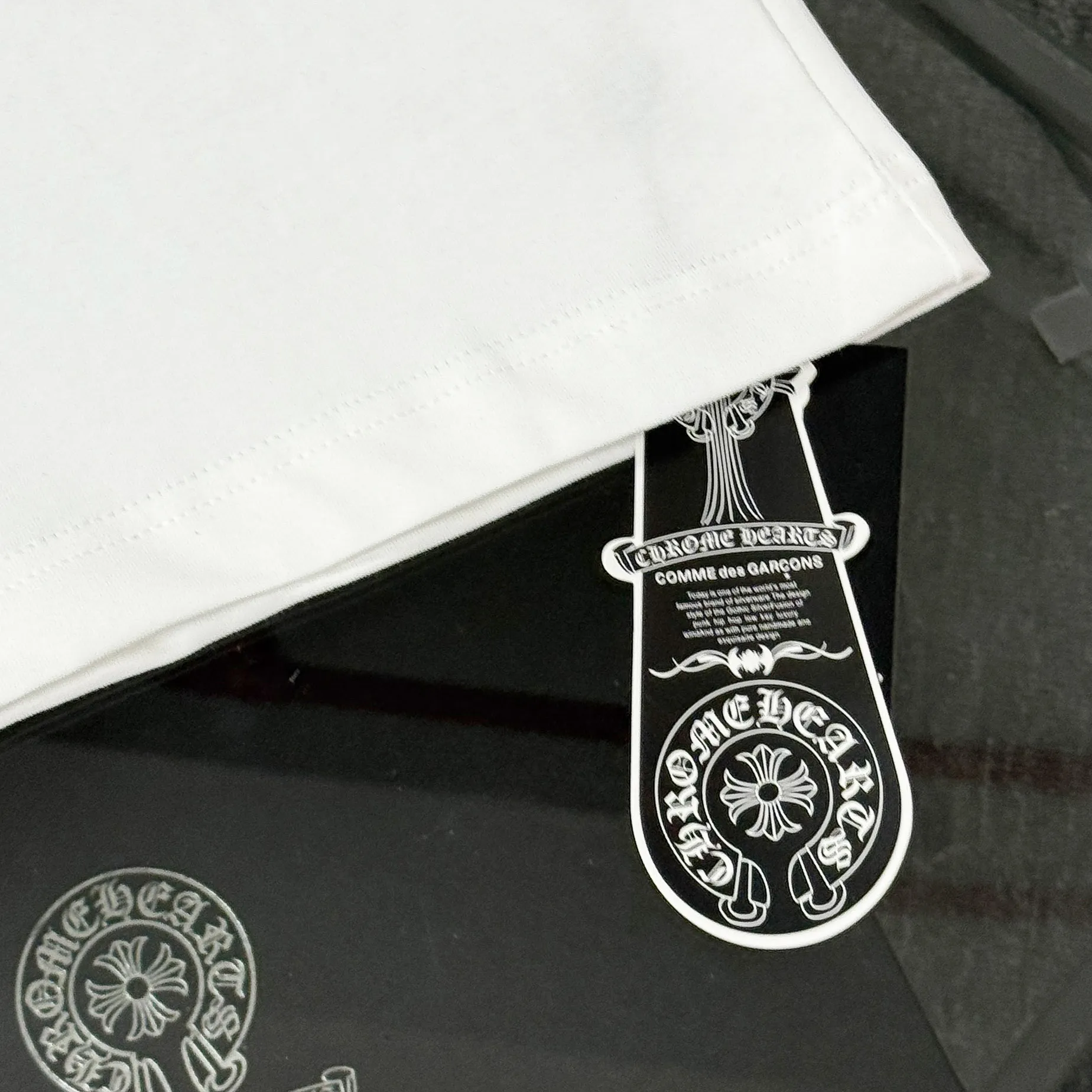 P170 Chrome Hearts Chrome Hearts 25 high version. The fabric is made of 300 grams of high-density pure cotton. It does not deform or shrink. It has three labels. It is the same style for men and women. Technology: patch embroidery + digital printing. Color: white, black. SIZE: S-XL.